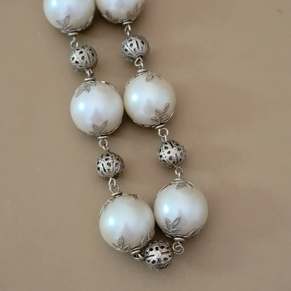 Beautiful Vintage Faux Large Pearl Gold Tone Necklace 7.5